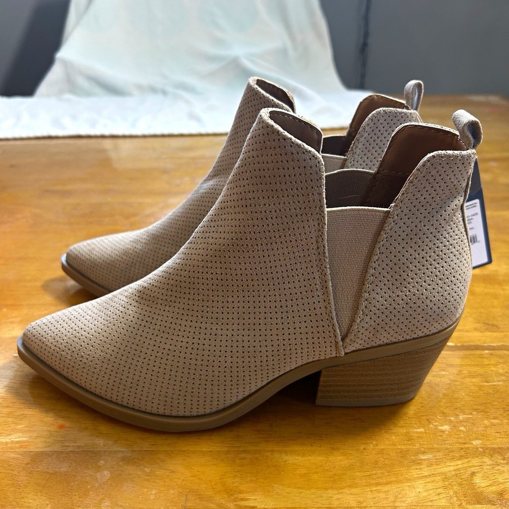 Universal Thread Sylvie Women's Taupe Faux Suede Perforated Ankle Bootie 7W